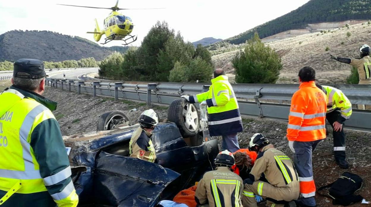 Momento en que el helicóptero aterrizaba sobre la A-2 para evacuar al herido más grave