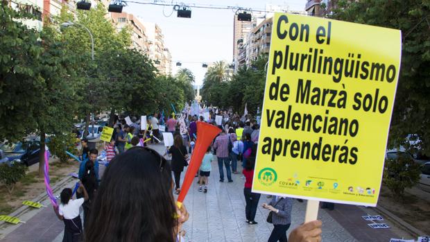 El PP estudia la vía para recurrir la ley valenciana de plurilingüismo ante el Tribunal Constitucional