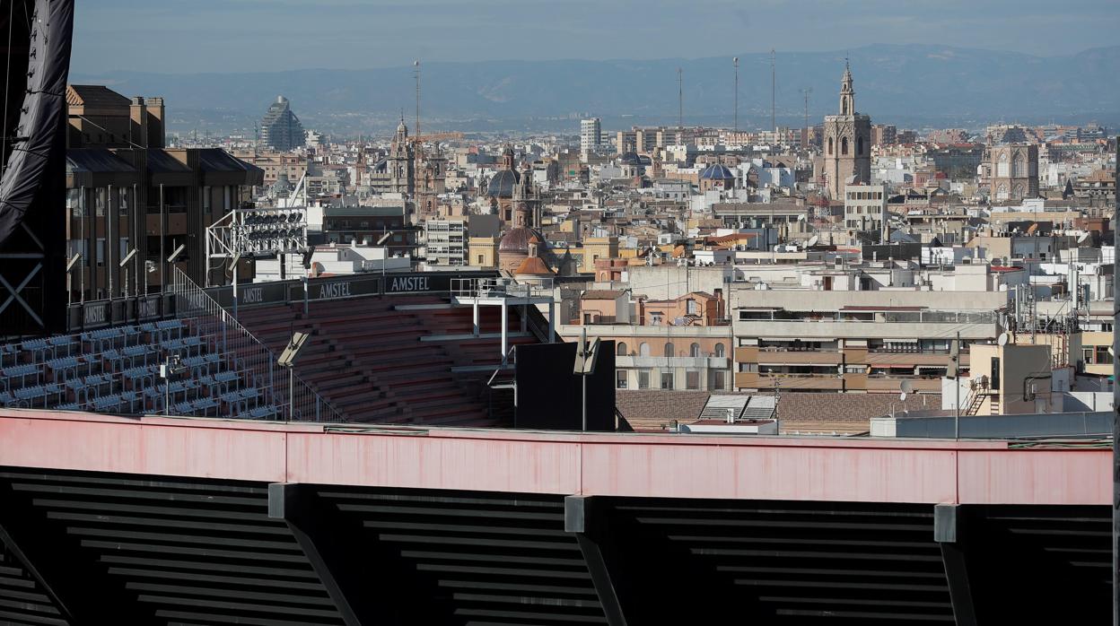 Imagen de las gradas del estadio de Mestalla con la ciudad de Valencia de fondo