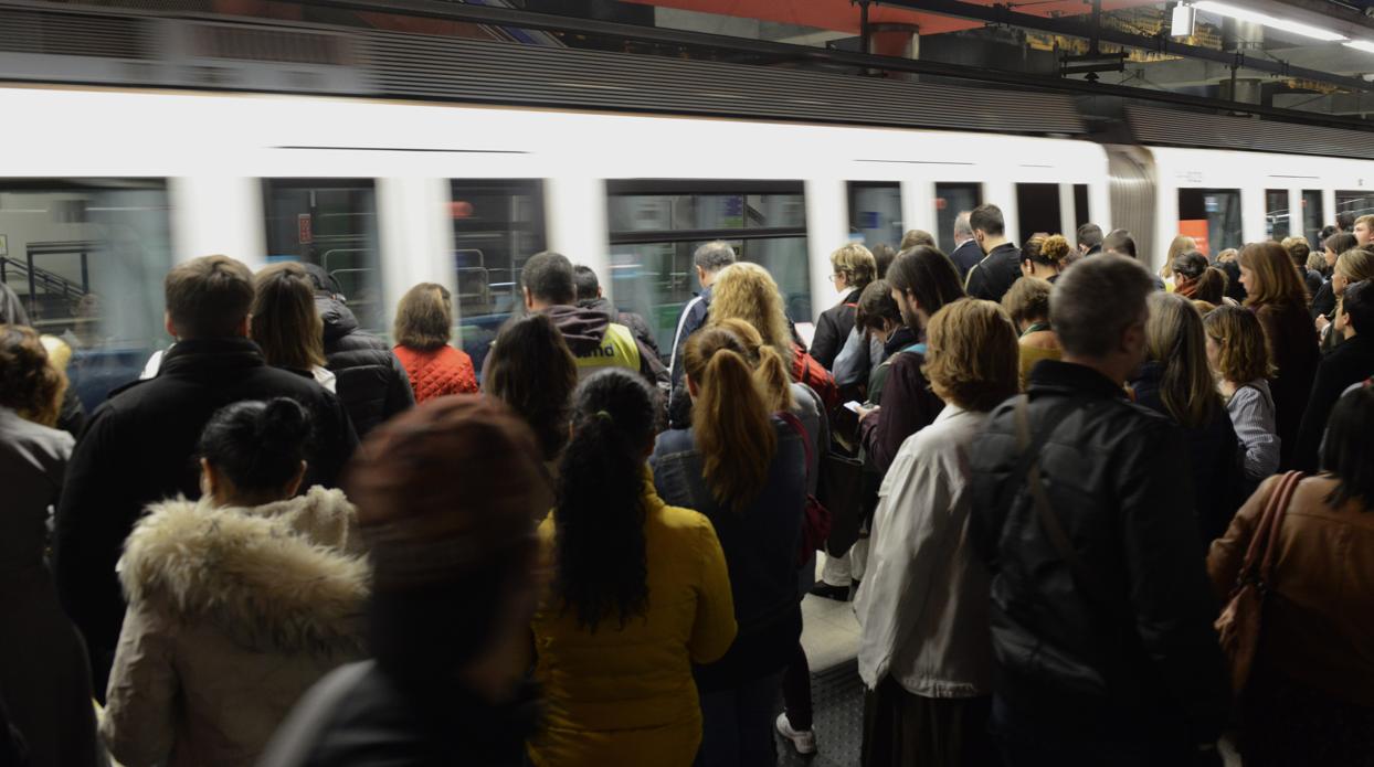 Usuarios de Metro de Madrid en una estación