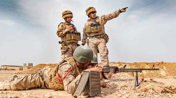 Dos militares españoles instruyendo a otros dos soldados iraquíes