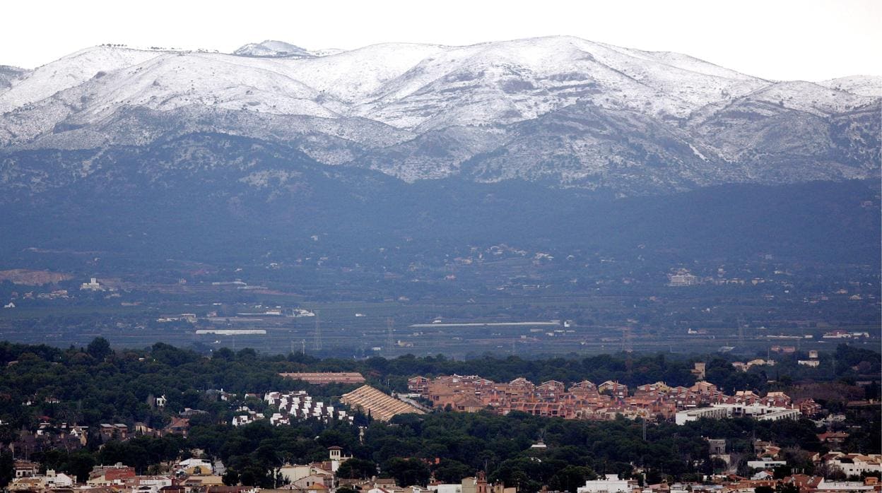 Imagen de archivo tomada desde la ciudad de Valencia con las montañas del interior de la provincia nevadas