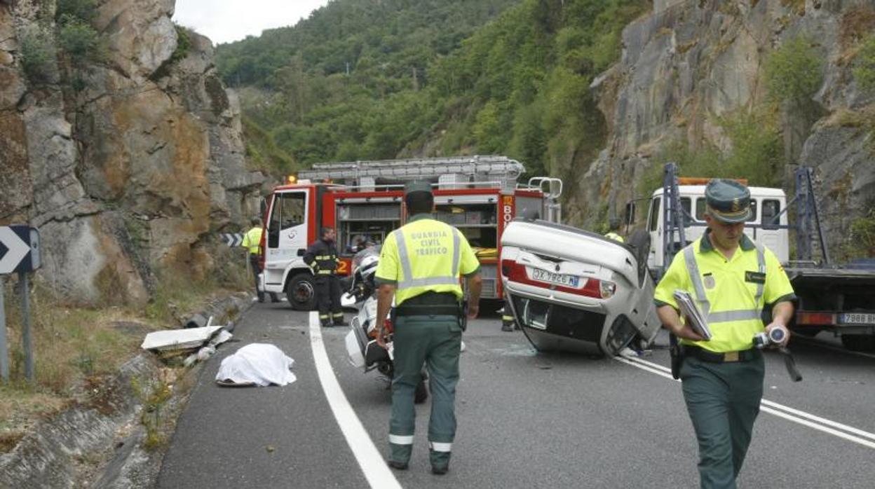 La Guardia Civil interviene en un accidente en Orense, en una imagen de archivo