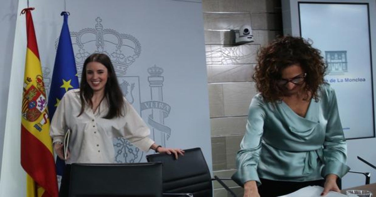 Irene Montero y María Jesús Montero ayer tras la rueda de prensa del Consejo de Ministros