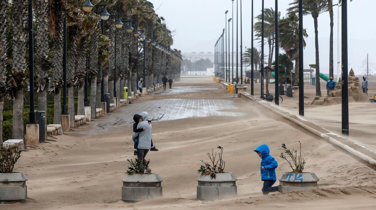 Imagen de archivo de un temporal costero en Valencia