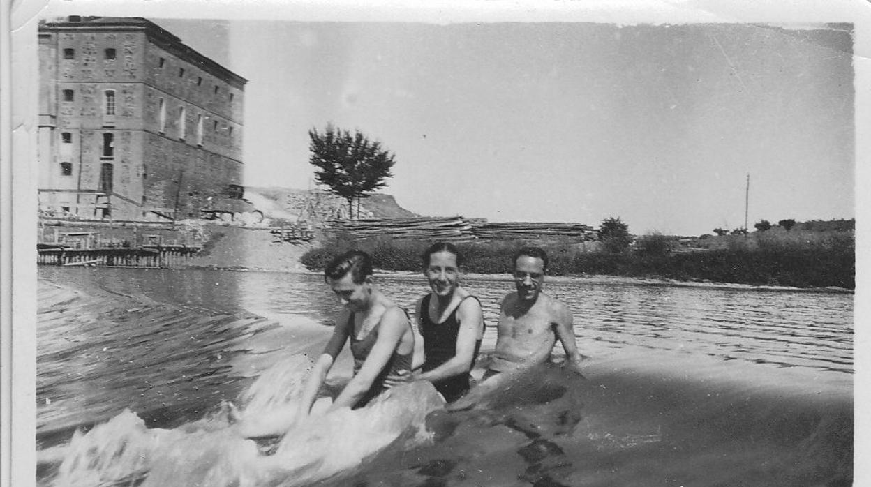 Miembros del Club Náutico de Toledo en una presa en el Tajo. Años 30. Fotografía de Eduardo Butragueño Bueno