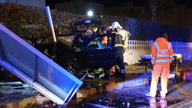 Un herido grave tras estrellarse con su coche contra una parada de autobús en Urbanova (Alicante)