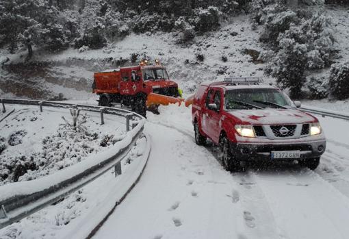 Imagen de los trabajos de limpieza en la carretera entre Ballesta y Fredes