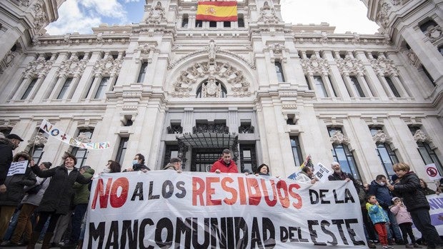 Vecinos se concentran en Cibeles para que Vallecas no se convierta en «el vertedero» de la región