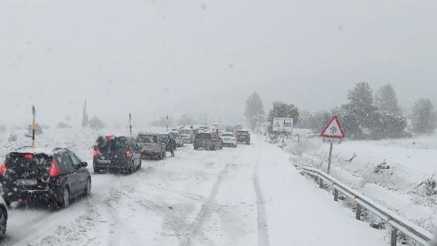 En imágenes: la nieve crea problemas en las carreteras valencianas con varios conductores atrapados