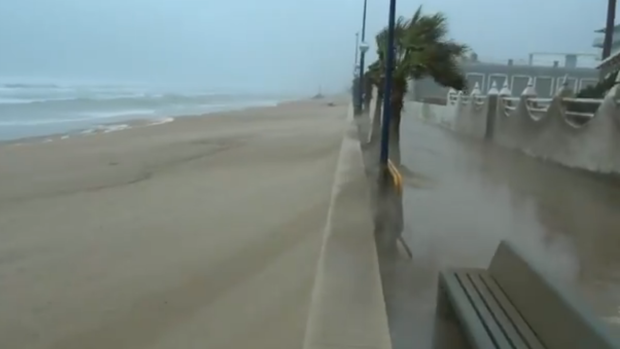 Desalojan las casas de primera línea de playa en Valencia por olas de seis metros de altura