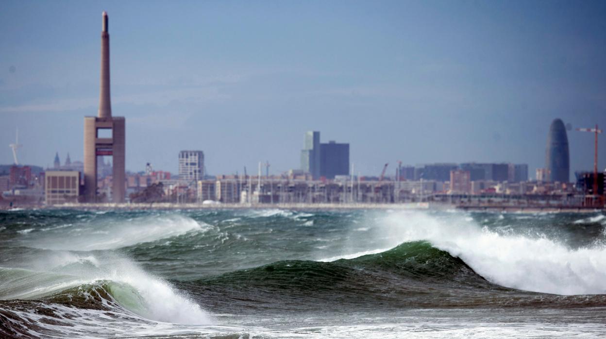 Olas en las playas de Barcelona