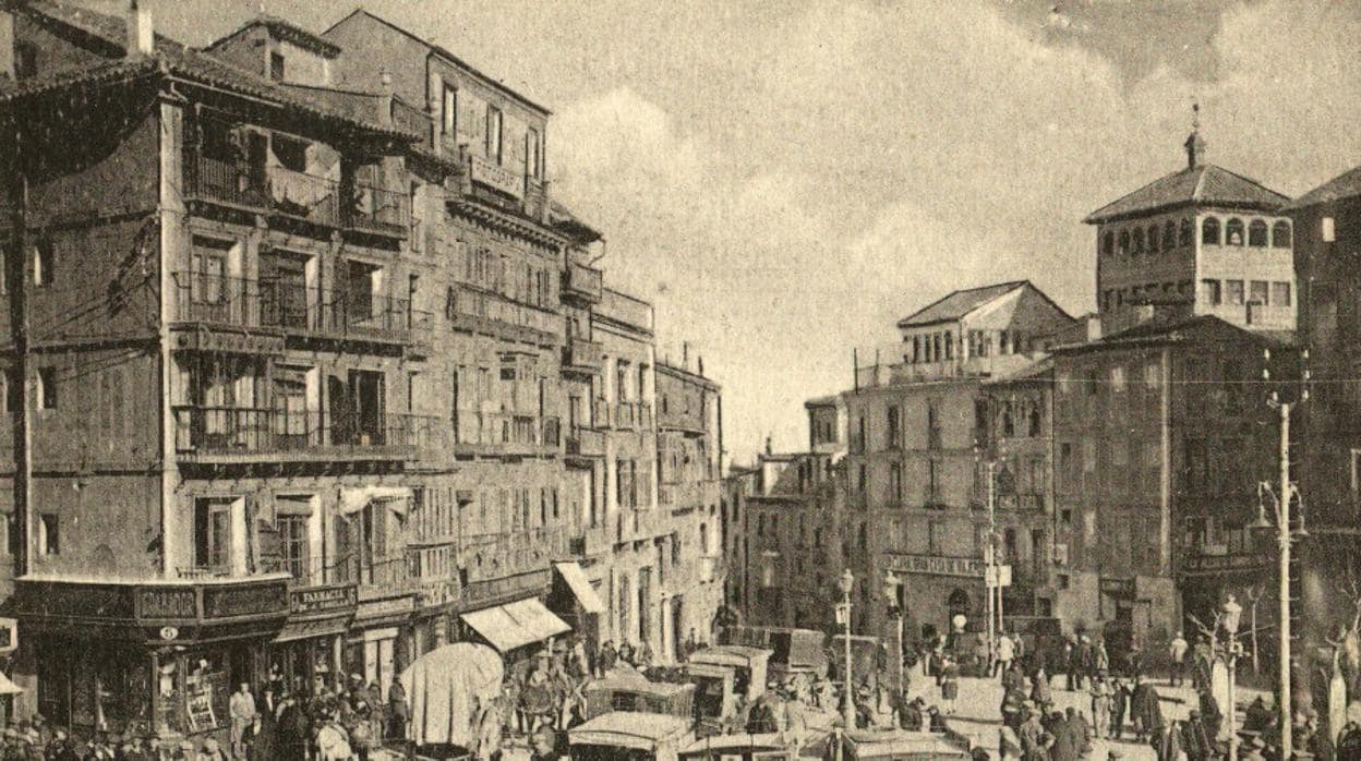 Parada de ómnibus en Zocodover para desplazarse a las estaciones de Toledo y Bargas hacia 1920. Postal de Heliotipia Artística Española. Archivo Municipal de Toledo
