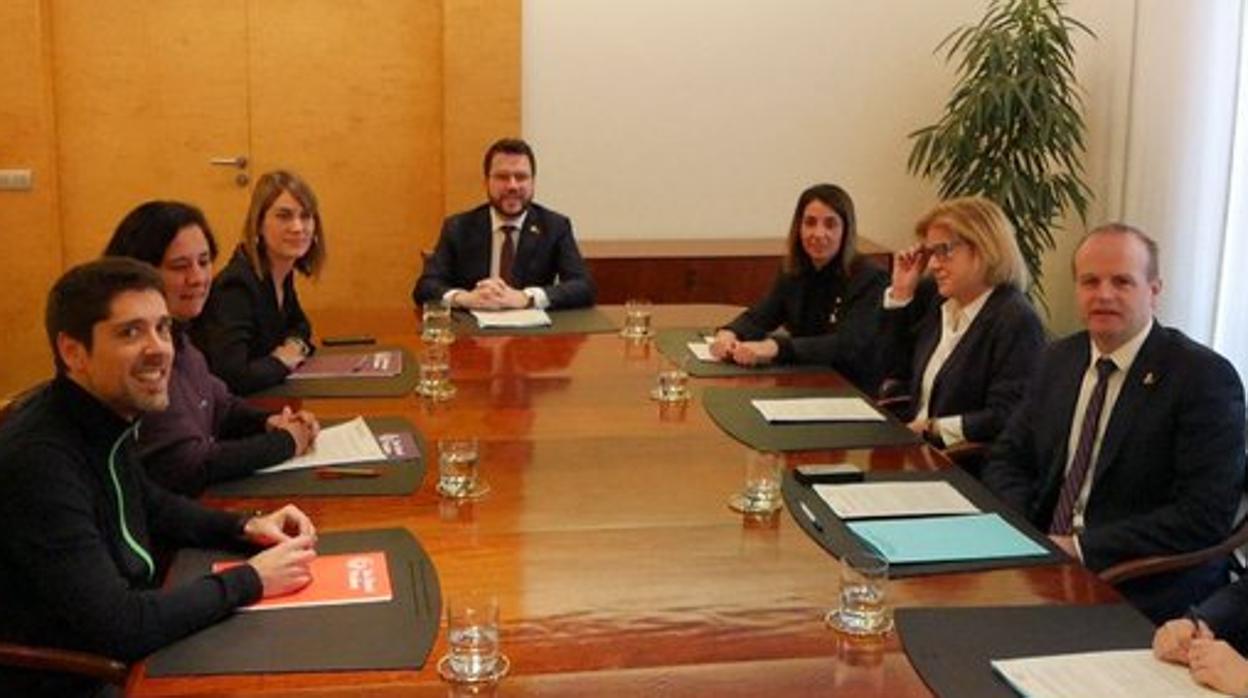 Pere Aragonès, vicepresidente y consejero de Economía, con los representantes de los comunes