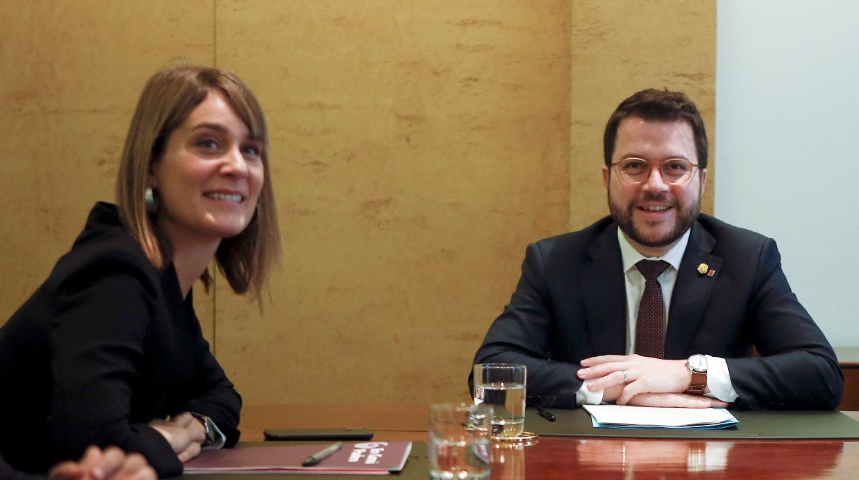 El vicepresidente de la Generalitat y conseller de Economía, Pere Aragonès (d), y la presidenta del grupo parlamentario de Catalunya En Comú Podem, Jéssica Albiach (i), durante la firma del acuerdo en materia de gastos para los Presupuestos