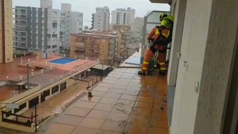 Vídeo: el temporal arranca las barandillas en la séptima planta de un hotel en Gandía