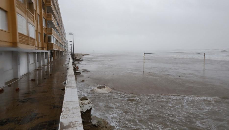 Vídeo: el Júcar se desborda en Cullera y causa inundaciones en el Marenyet, l'Estany y el Brosquil