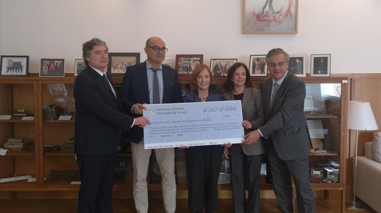 Imagen del acto de entrega del cheque benéfico