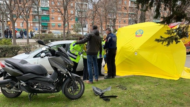 Muere un motorista tras impactar contra varios vehículos en un semáforo en Carabanchel