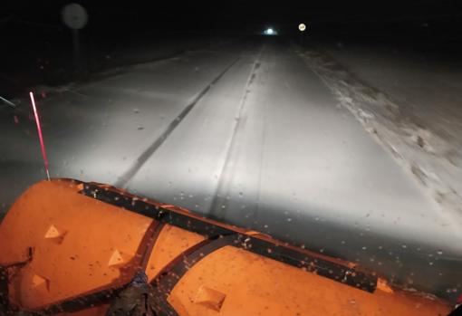 Los bomberos rescatan a ocho personas atrapadas en su coche por la nieve en Albacete