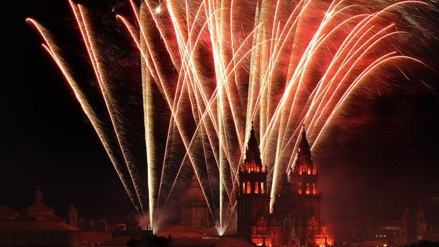 La catedral es lo primero: los fuegos del Apóstol abandonan el Obradoiro después de cinco siglos