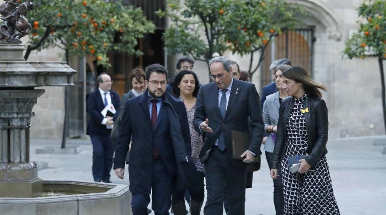 Aragonès y Budó, con Torra, antes de una reunión con partidos en el Palacio de la Generalitat, la semana pasada