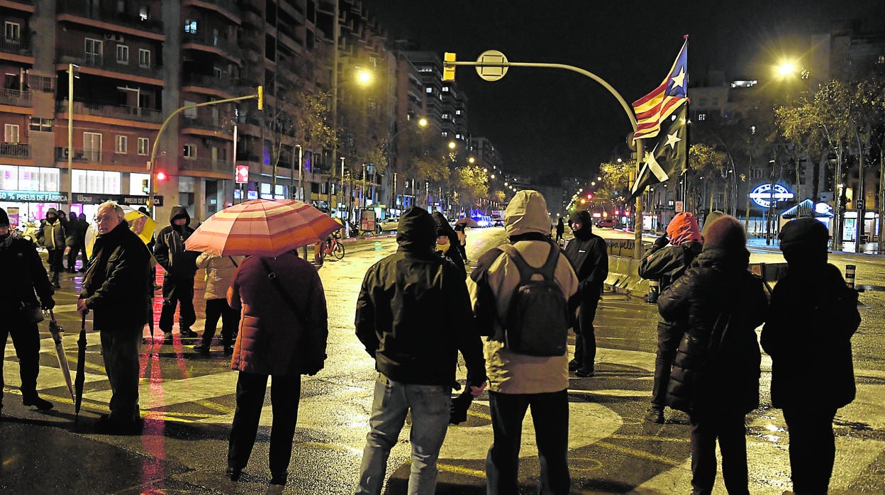 Manifestantes independentistas en el día 100 de los cortes