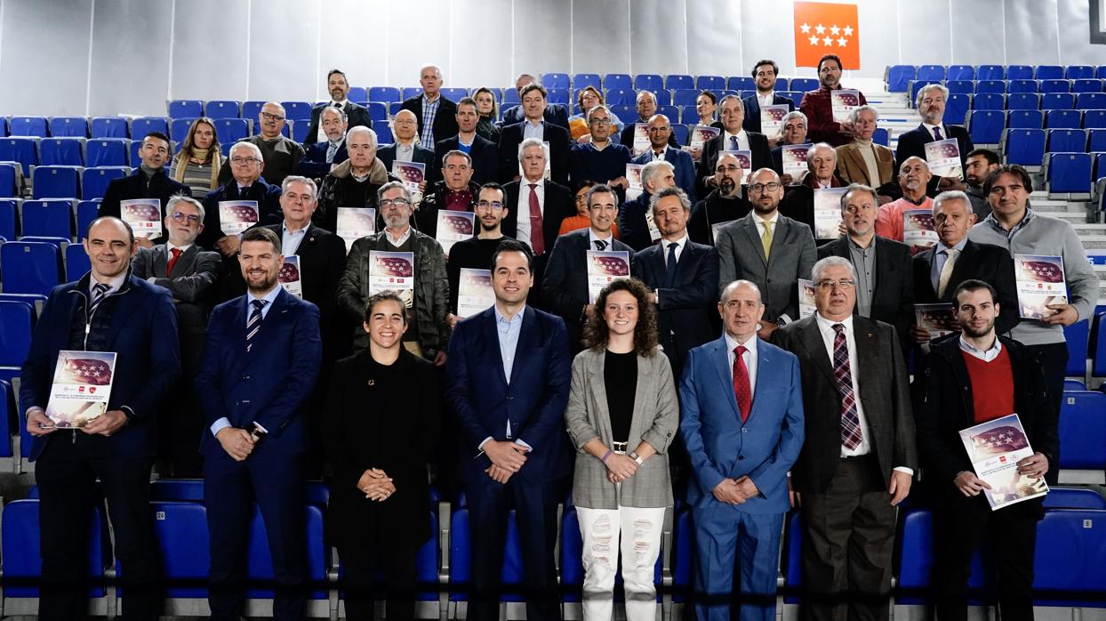 Ignacio Aguado, con los representantes de las federaciones deportivas madrileñas