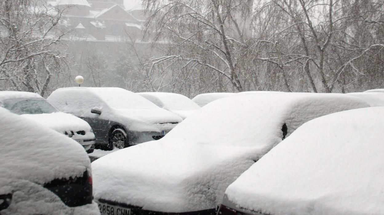 Vehículos cubiertos por la nieve