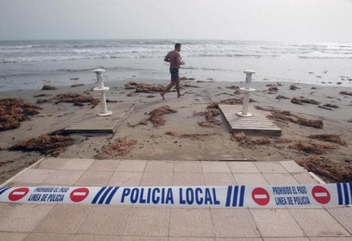 Precinto de la Policía Local para prohibir el paso al litoral alicantino