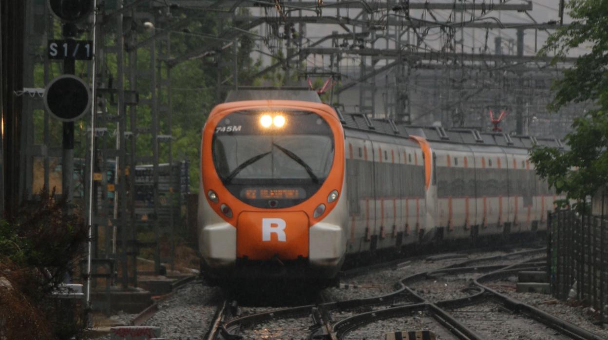 Un tren de cercanías enmedio del temporal