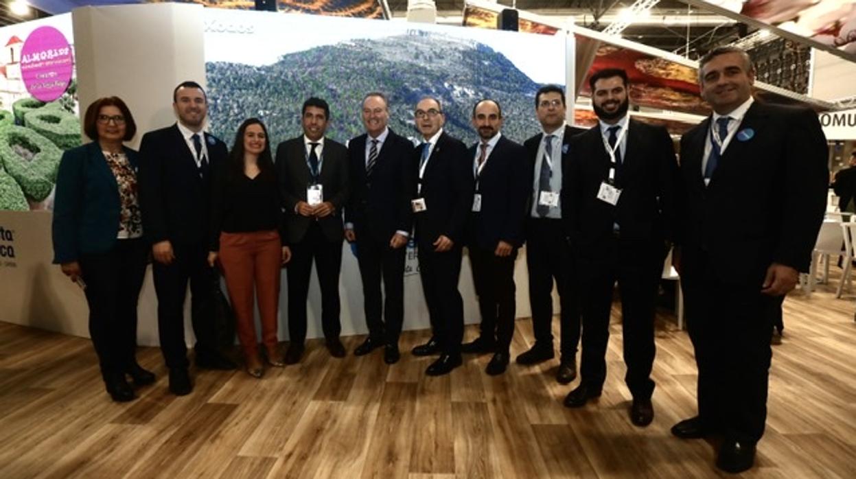 El presidente de la Diputación de Alicante, Carlos Mazón (centro), en una presentación en FITUR este miércoles