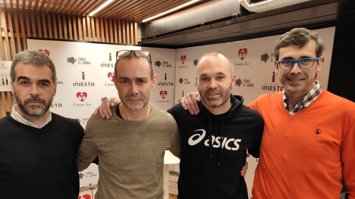 Andrés Iniesta con el escultor Javier Molina y los miembros de la Fundación Soliss