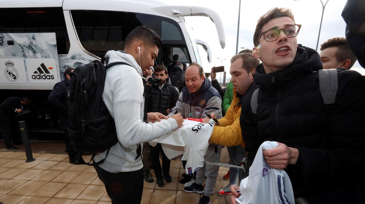 Jugadores del Real Madrid firman autógrafos a aficionados en Salamanca