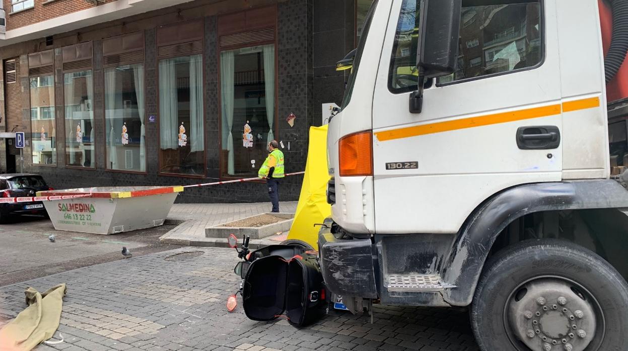 La moto de la víctima, volcada tras el accidente