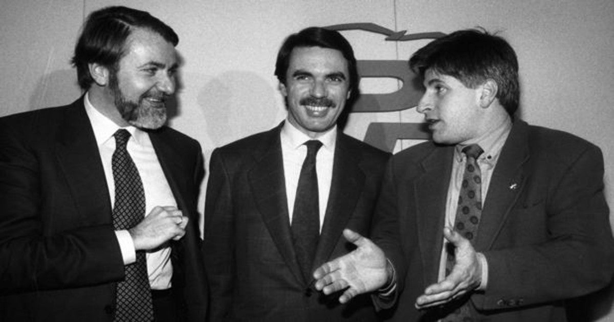 José María Aznar, junto a Gregorio Ordóñez (d) y Jaime Mayor Oreja (i)