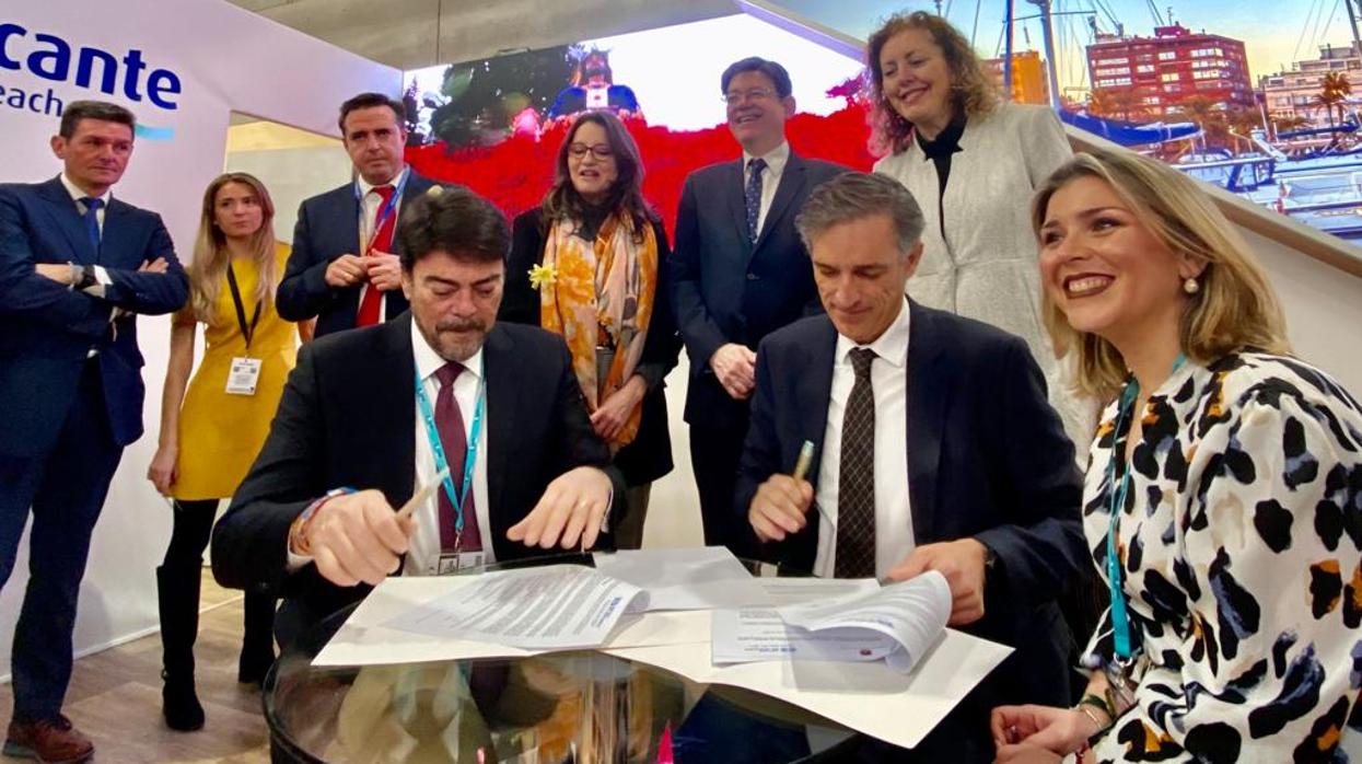 Barcala, Bartual y Sánchez en la firma del convenio, este jueves en FITUR