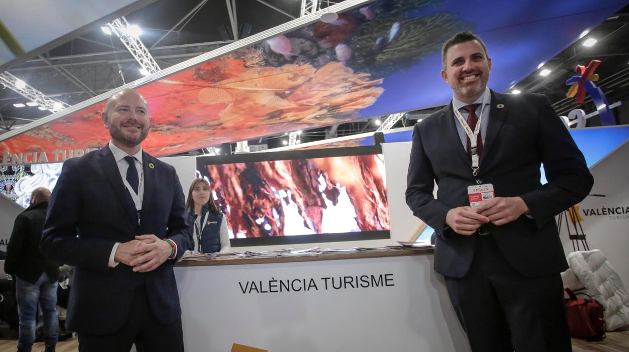 Imagen del presidente de la Diputación, Toni Gaspar, y el diputado de Turismo, Jordi Mayor, en Fitur