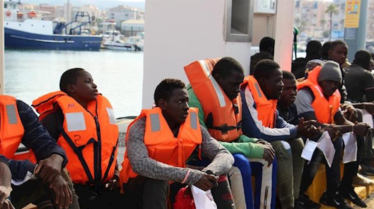 Varios inmigrantes a su llegada a Tenerife