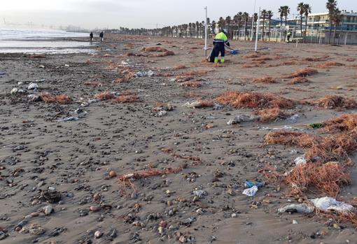 Imagen de la playa de Alboraya (Valencia) tras el temporal