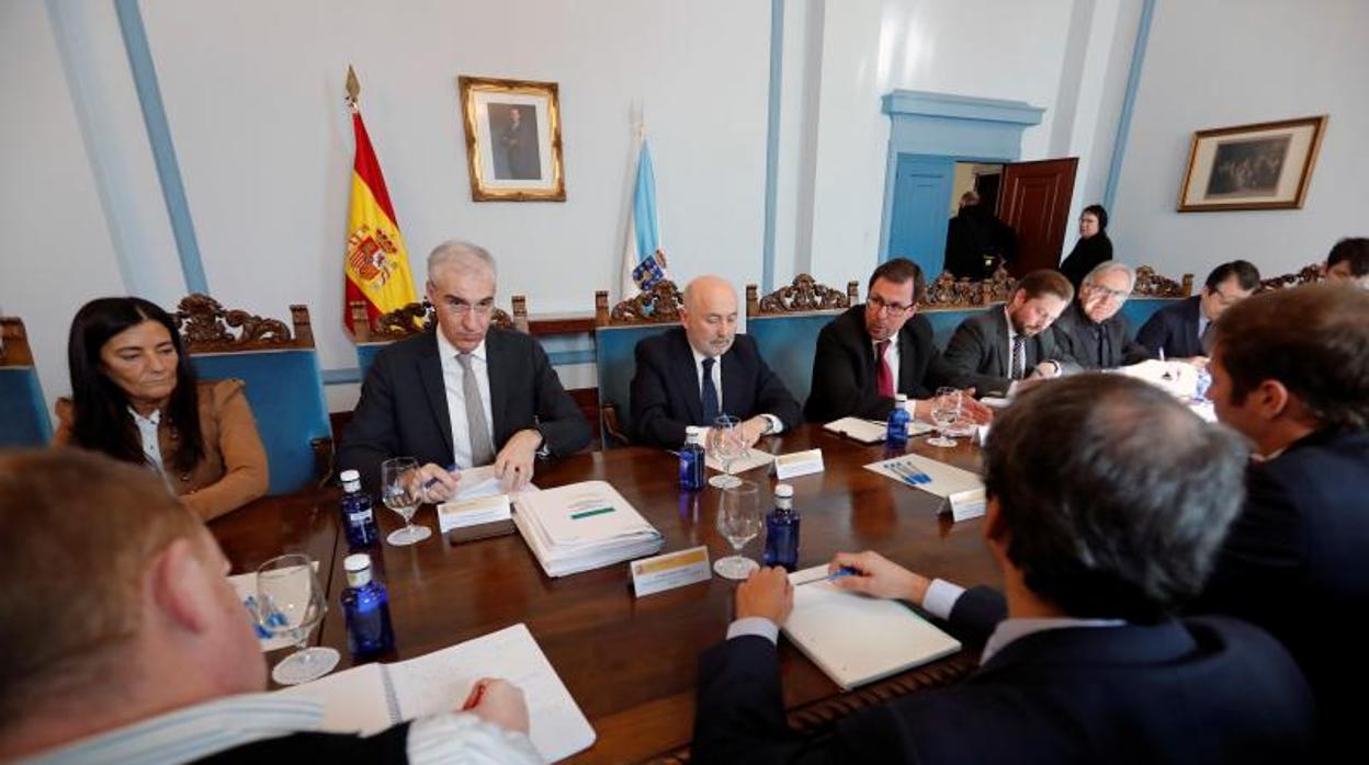 Reunión de la mesa de Alcoa ayer en la subdelegación del Gobierno de Lugo