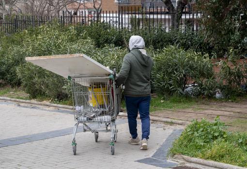 Uno de los acampados traslada chatarra en un carro