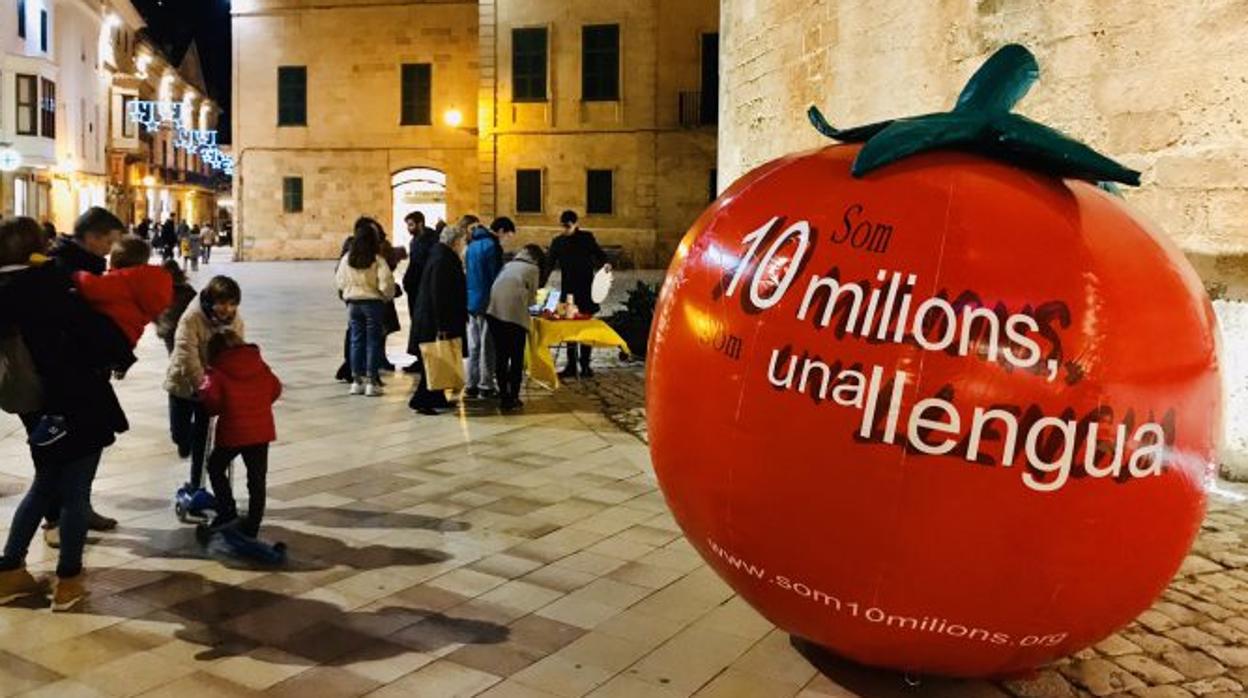 Imagen del tomate gigante instalado en el centro de Castellón