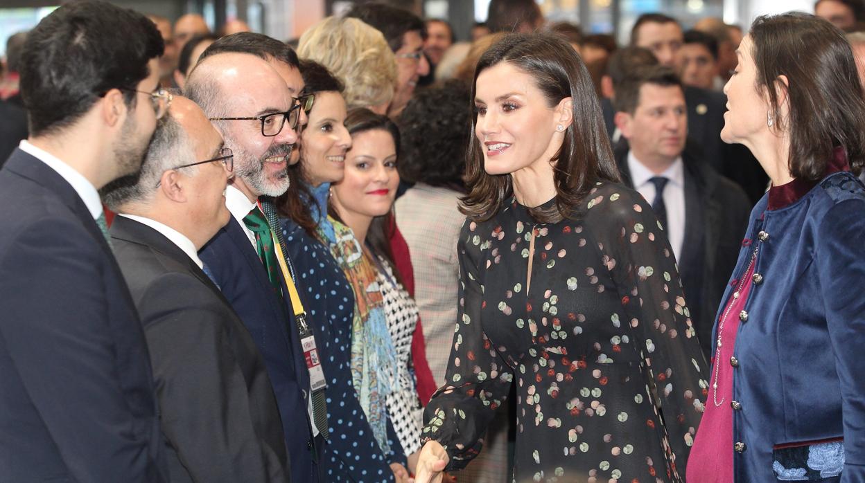 La Reina Letizia saluda al consejero de Cultura y Turismo, Javier Ortega, durante la inauguración de Fitur