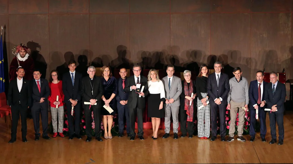 Foto de familia de la alcaldesa y otras autoridades con los homenajeados en el Día de San Ildefonso