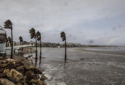 Un momento del temporal marítimo en Valencia, esta semana