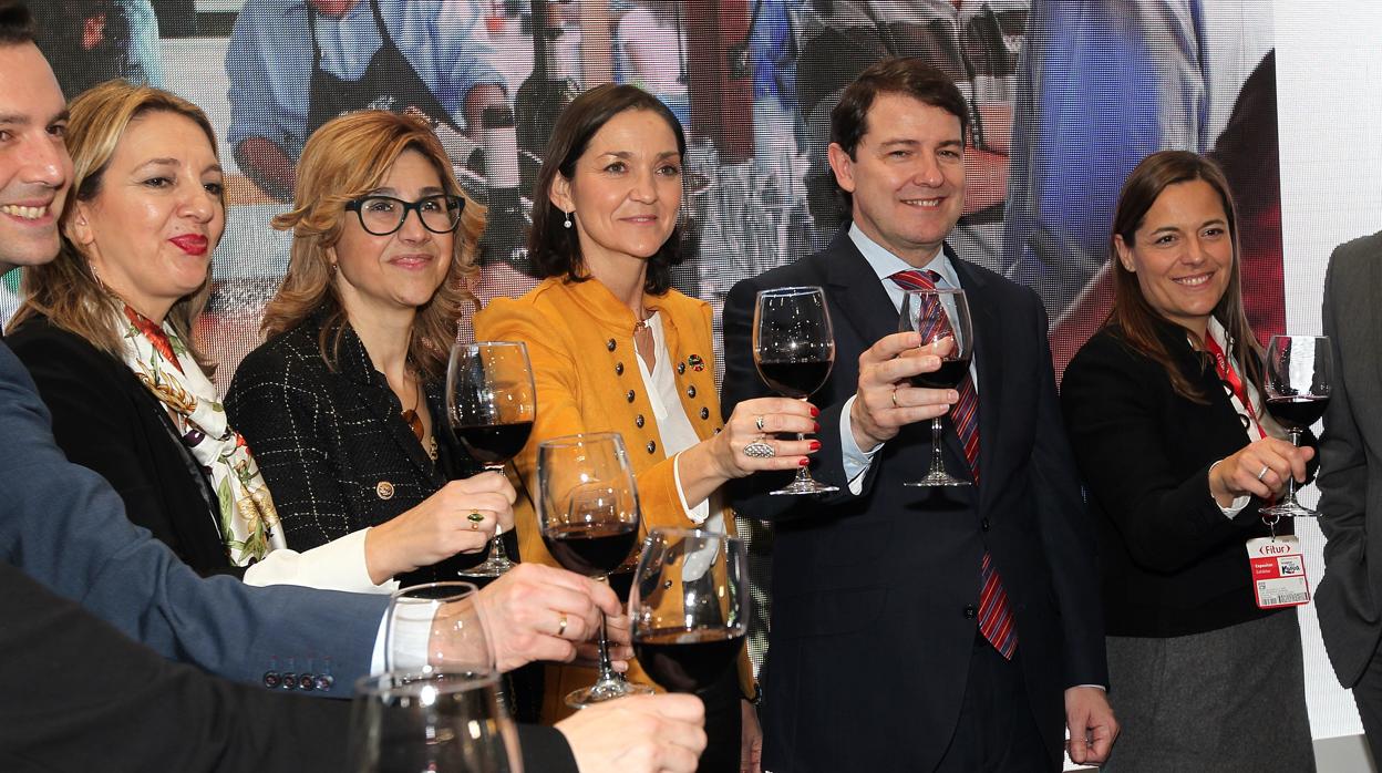 La alcaldesa de Aranda de Duero, la ministra de Industria y el presidente de la Junta de Castilla y León, en Fitur F