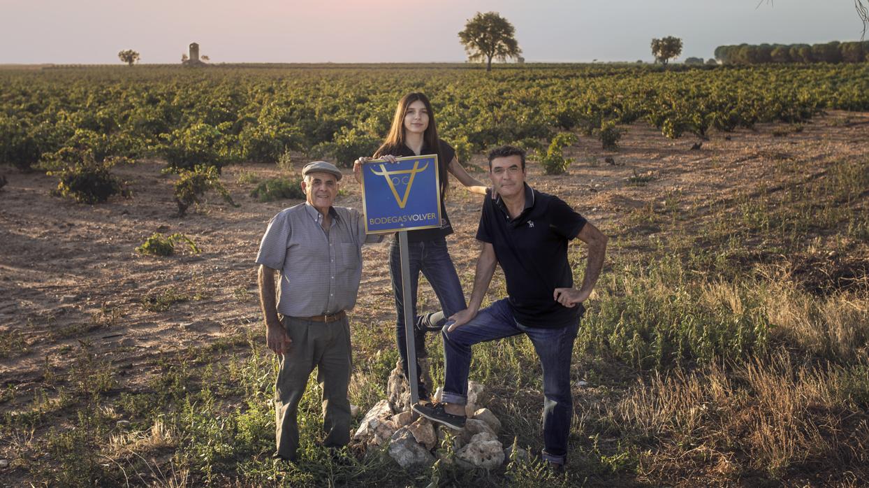 El propietario de Bodegas Volver, Rafael Cañizares, junto a su padre y su hija Sofía