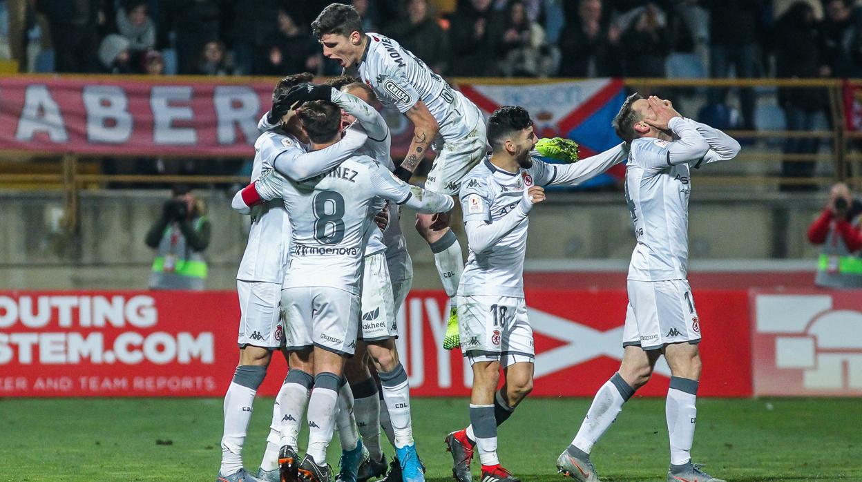 Los jugadores de la Cultural celebra la victoria ante el Atleti