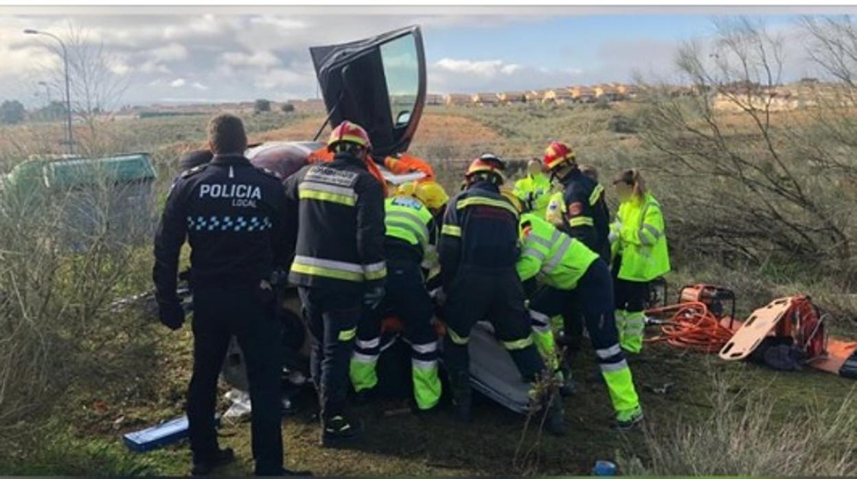 Los bomberos tuvieron que desencarcelar al copiloto que quedó atrapado tras el accidente